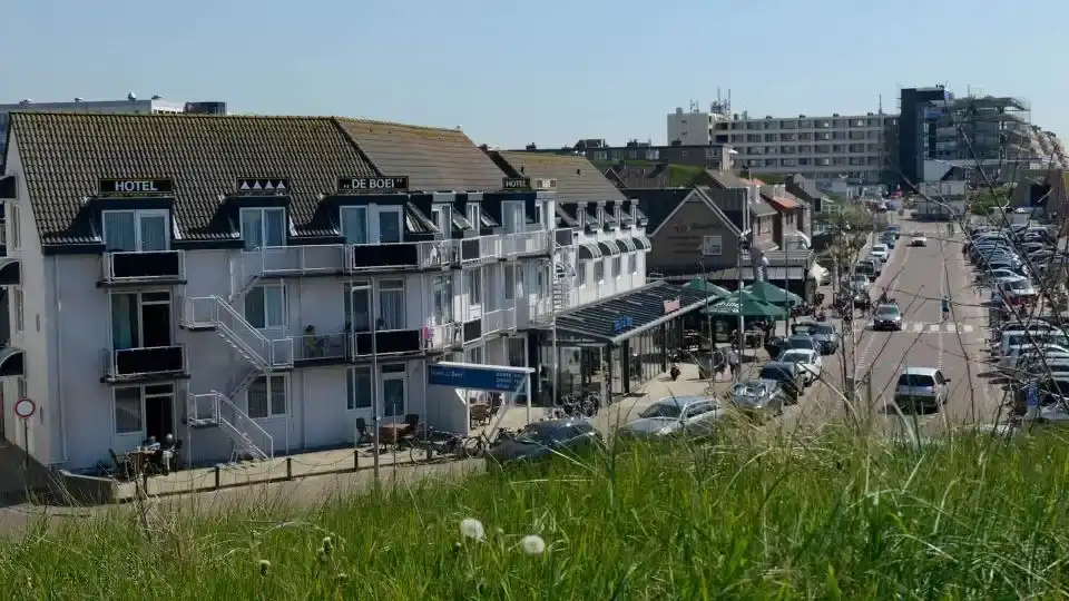 Hotel De Boei buitenkant vanaf dijk